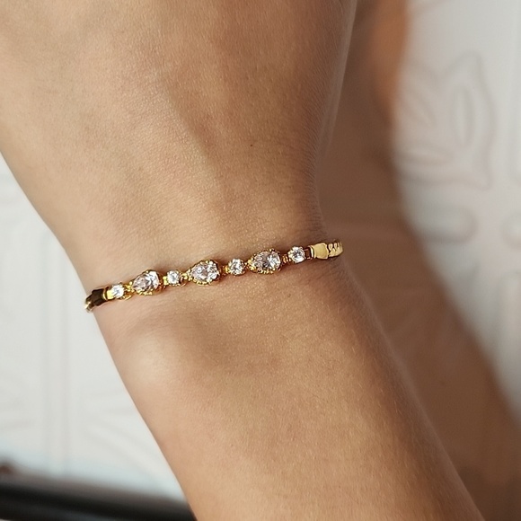 Stunning Goldtone bracelet with 7 Cubic Zirconia stones - Picture 1 of 4